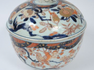 Vente aux enchères Coupe couverte en porcelaine d’Imari japonais, la prise en forme de br