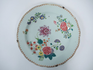 Vente aux enchères 	Petit plat polylobé en porcelaine de la famille rose à décor floral. 