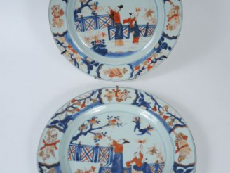 Vente aux enchères Paire d’assiettes en porcelaine d’Imari chinois, à décor d’une jeune f