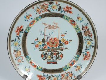 Assiette en porcelaine de la famille rose à décor de jardinière. Chine