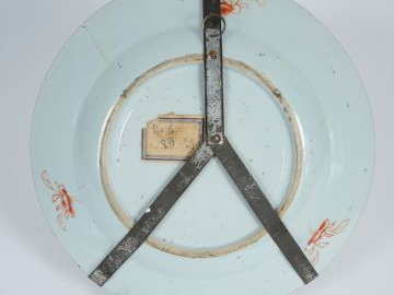 Assiette en porcelaine de la famille rose à décor de jardinière. Chine