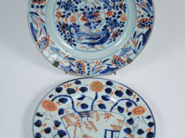 	Lot de 2 assiettes en porcelaine d’Imari à décor divers. Chine, Compa
