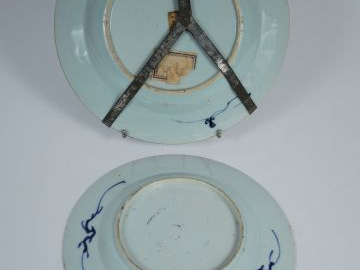	Lot de 2 assiettes en porcelaine d’Imari à décor divers. Chine, Compa