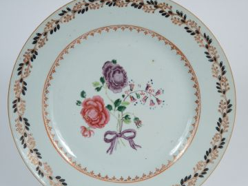 Assiette en porcelaine de la famille rose à décor de bouquets de fleur