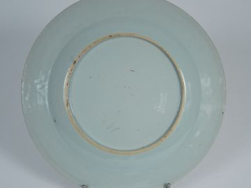 Assiette en porcelaine de la famille rose à décor de bouquets de fleur