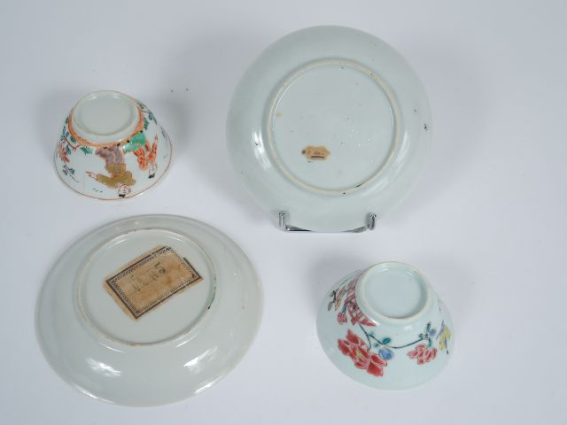 	Lot de 2 sorbets avec présentoirs en porcelaine de la famille rose, à