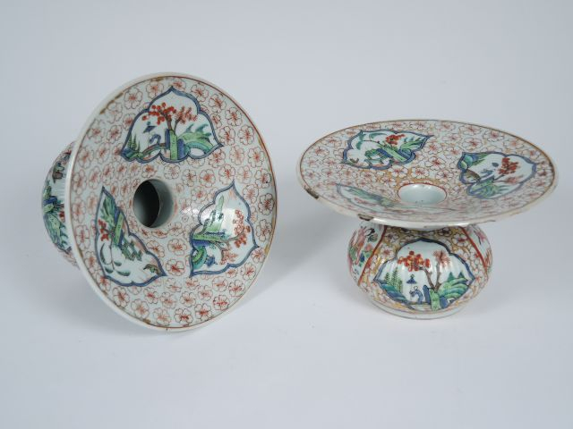 Deux coupes pansues évasées en porcelaine de la famille rose, reprenan