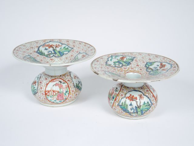Deux coupes pansues évasées en porcelaine de la famille rose, reprenan