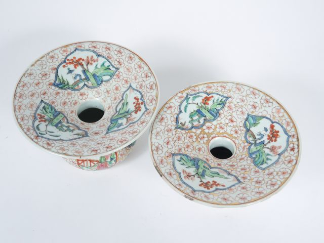 Deux coupes pansues évasées en porcelaine de la famille rose, reprenan