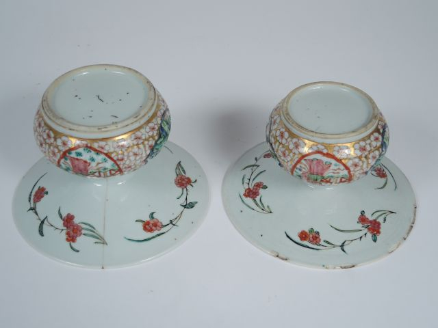 Deux coupes pansues évasées en porcelaine de la famille rose, reprenan