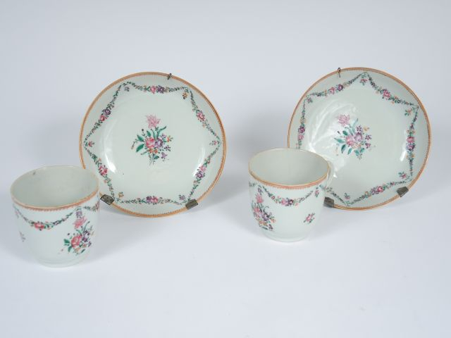 	Lot de 2 tasses et sous-tasses en porcelaine de la famille rose, à dé