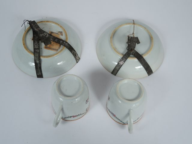 	Lot de 2 tasses et sous-tasses en porcelaine de la famille rose, à dé