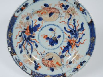 Assiette en porcelaine d’Imari chinois, à décor de grenade. Chine, Com