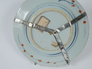Assiette en porcelaine d’Imari chinois, à décor de grenade. Chine, Com