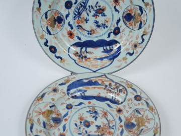 Paire de plats en porcelaine d’Imari chinois, à décor de paysage lacus