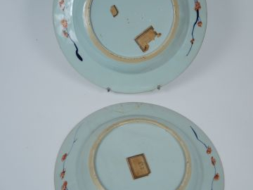Paire de plats en porcelaine d’Imari chinois, à décor de paysage lacus
