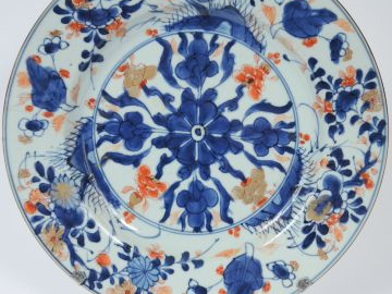 Assiette en porcelaine d’Imari chinois, à décor végétal. Chine, Compag