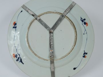 Assiette en porcelaine d’Imari chinois, à décor végétal. Chine, Compag
