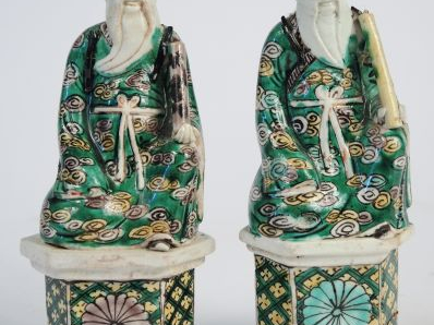 Paire de sujets en porcelaine Extrême-Orient figurant des mandarins Ka