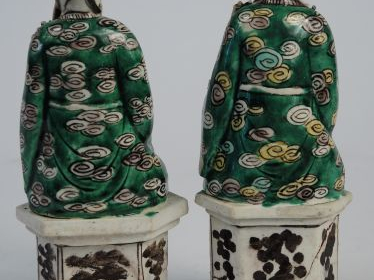 Paire de sujets en porcelaine Extrême-Orient figurant des mandarins Ka