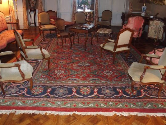 Grand tapis d'Orient en laine, fond rouge et bleu. 540 x 355 cm