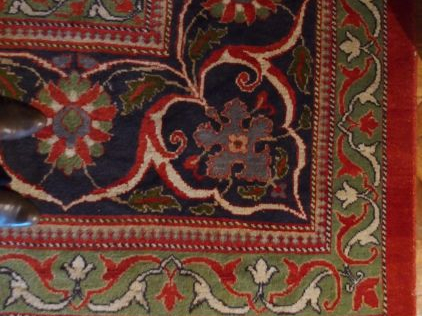Grand tapis d'Orient en laine, fond rouge et bleu. 540 x 355 cm