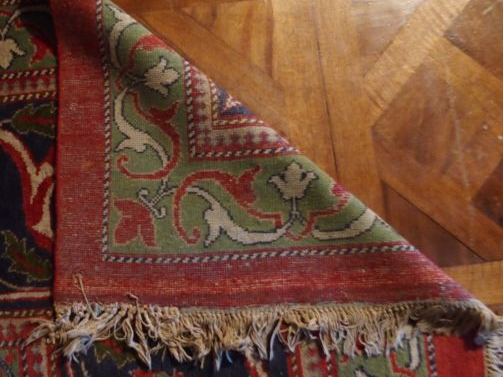 Grand tapis d'Orient en laine, fond rouge et bleu. 540 x 355 cm