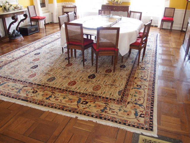 Grand tapis d'Orient à fond clair. 550 x 369 cm