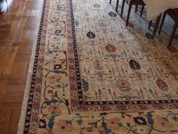 Grand tapis d'Orient à fond clair. 550 x 369 cm