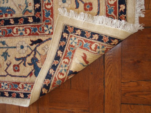 Grand tapis d'Orient à fond clair. 550 x 369 cm