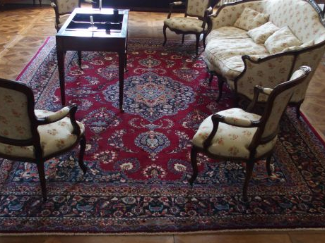 Grand tapis d'Orient en laine, fond bordeaux. 397 x 295 cm