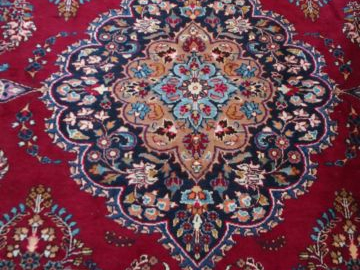Grand tapis d'Orient en laine, fond bordeaux. 397 x 295 cm