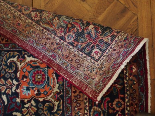 Grand tapis d'Orient en laine, fond bordeaux. 397 x 295 cm