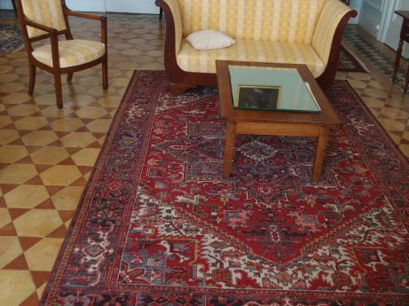 Tapis d'Orient fond rouge. 310 x 206 cm