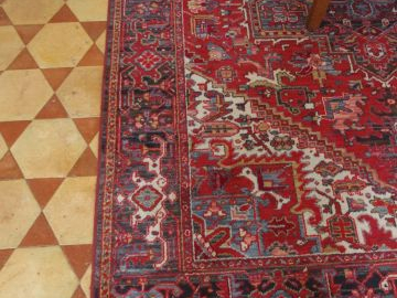 Tapis d'Orient fond rouge. 310 x 206 cm