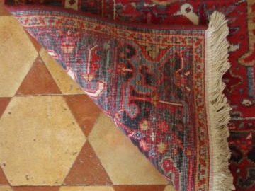 Tapis d'Orient fond rouge. 310 x 206 cm