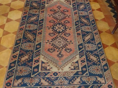 Tapis d'Orient fond rose et bleu. 192 x 117 cm
