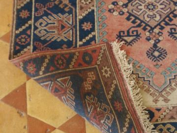 Tapis d'Orient fond rose et bleu. 192 x 117 cm
