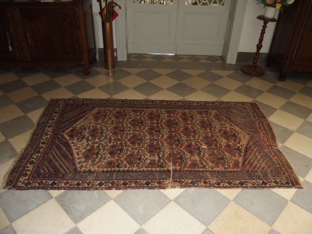 Tapis d'Orient ancien (usé) se trouvant dans le hall. 204 x 148 cm