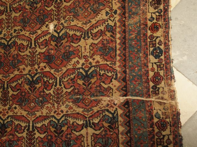 Tapis d'Orient ancien (usé) se trouvant dans le hall. 204 x 148 cm