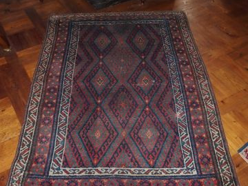 Tapis d'Orient en laine, décor de motifs géométriques rouge vert et bl