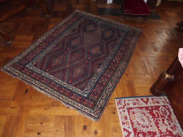 Tapis d'Orient en laine, décor de motifs géométriques rouge vert et bl