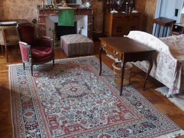 Tapis en laine décor rouge et bleu sur fond crème