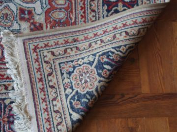 Tapis en laine décor rouge et bleu sur fond crème