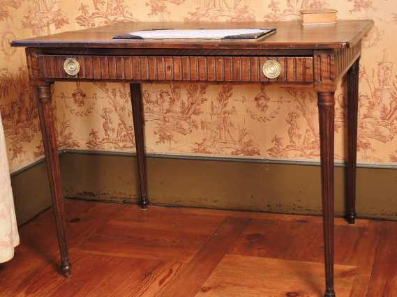 Table Louis XVI en acajou, ouvrant à un tiroir en ceinture, ceinture e