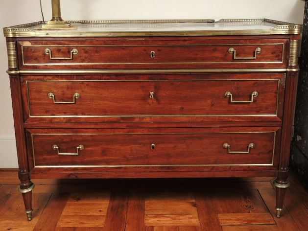 Commode Louis XVI en acajou, ouvrant à trois tiroirs, ornementation de