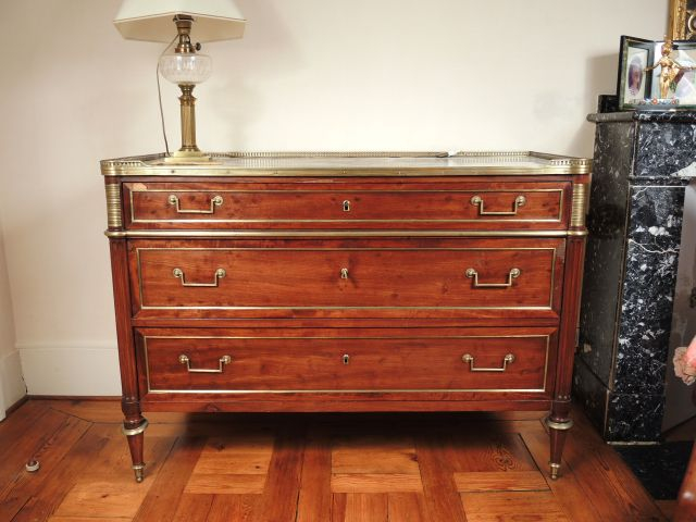 Commode Louis XVI en acajou, ouvrant à trois tiroirs, ornementation de