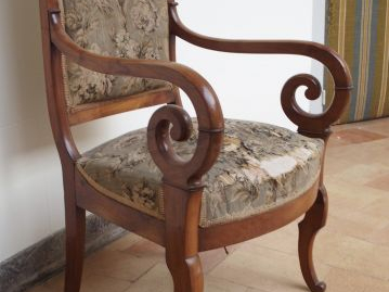 Suite de quatre fauteuils à crosse et un fauteuil Voltaire, garniture 