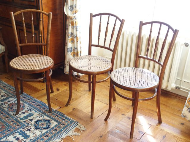 Trois chaises 1900 cannées étiquette Fishel
