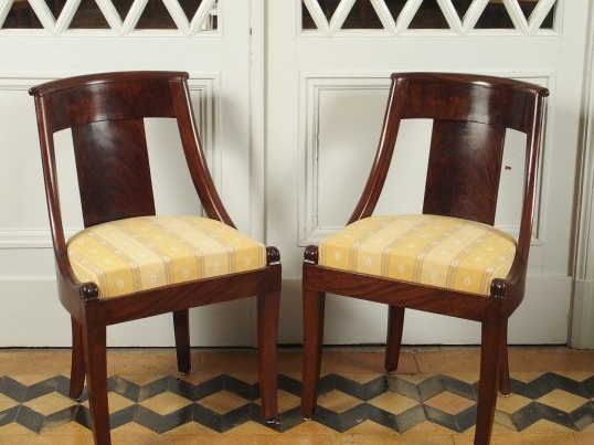 Paire de chaises gondoles Empire en acajou et placage d’acajou, garnit